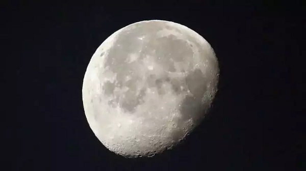 کشف آب روی ماه